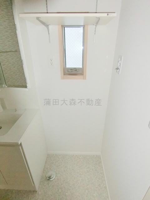 大森東3丁目貸家の設備|室内洗濯機置き場と吊り棚