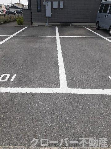 ホワイト・バーチ・ヴィラの駐車場
