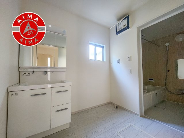 福岡市南区鶴田1丁目第1-2棟（6号棟）の内観：施工例|ゆとりの洗面スペースで朝の身支度もスムーズに。暮らしを快適に変えるシャワー付洗面台です！