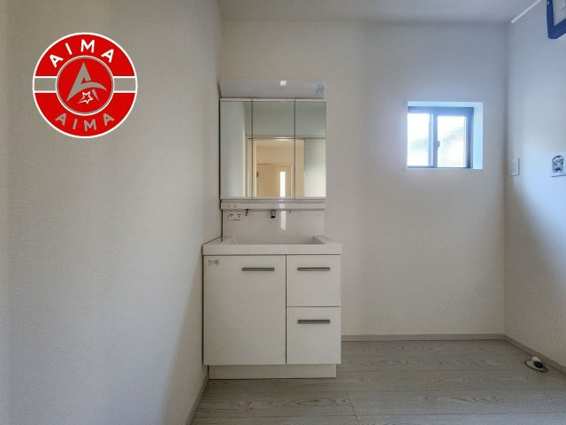 福岡市南区鶴田1丁目第1-2棟（6号棟）の内観：施工例|毎日使うものだから清潔な空間を保ちたい水回り。洗面にはそんな願いを解消させてくれる収納アイデアが満載です。三面鏡の裏側にはキャビネットが現れ小物から背の高い物まで収納できます。