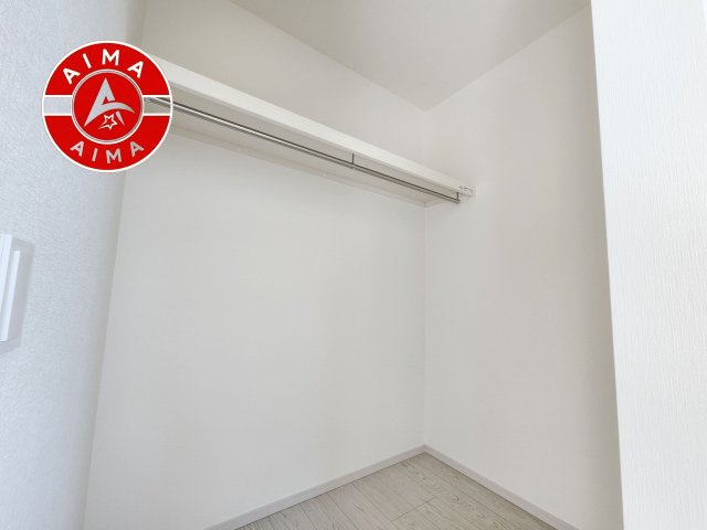 福岡市南区鶴田1丁目第1-2棟（6号棟）の内観：施工例|洋服や大きな荷物が多い方や人数の多いご家族などは、一般的なクローゼットよりもウォークインクローゼットのほうが使い勝手が良いです。