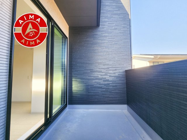 福岡市南区鶴田1丁目第1-2棟（6号棟）の外観：施工例|風をしっかりと感じられるバルコニーでは、毎日が洗濯日和です。広々としているので洗濯も楽しくなるでしょうし、気分転換にバルコニーからの眺めを楽しむのもいいでしょう。