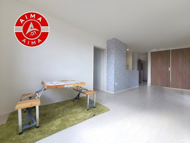 福岡市南区鶴田1丁目第1-2棟（6号棟）の内観：施工例|ご家族を近くに感じられる対面キッチンのLDK。会話もはずみそうですね。