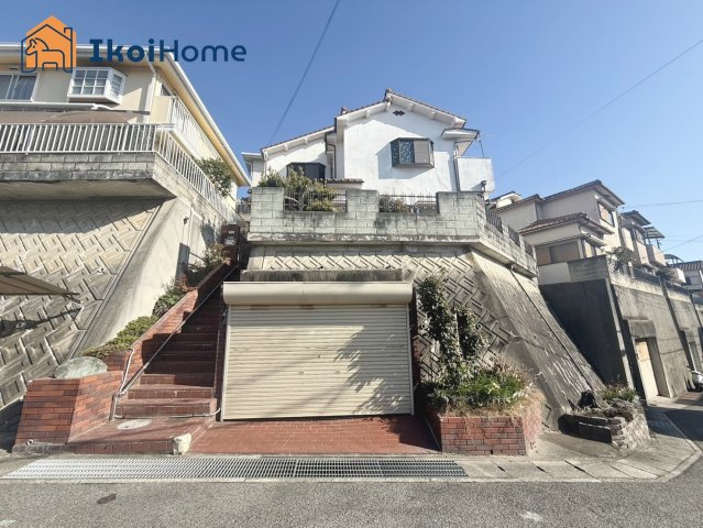 明石市東朝霧丘　中古戸建の外観|内外部リフォーム予定！南向きLDK15.5帖で陽当り良好！掘り込み車庫、シャッター付で安心です！