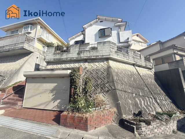 明石市東朝霧丘　中古戸建のエントランス|●資料・カタログのご請求無料●スーパーやコンビニ、飲食店、病院など徒歩圏内の施設も多々あります。