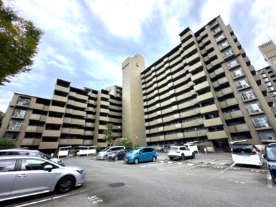 【外観】 | 千里中央パークヒルズB棟 | 北大阪急行「千里中央」駅まで徒歩14分／大阪モノレール本線「千里中央」駅まで徒歩13分！2WAYアクセス可能で通勤通学にも便利な立地です。