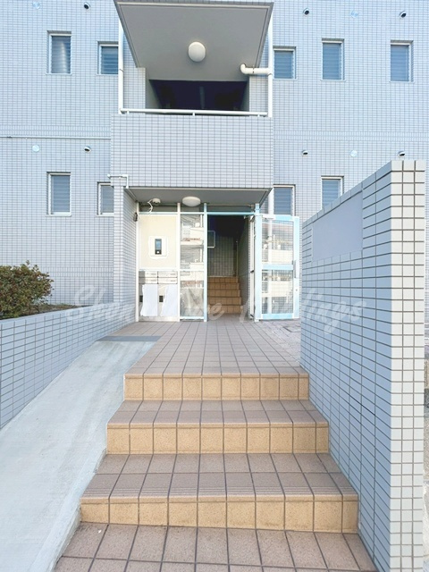 藤沢市弥勒寺３丁目の賃貸マンションのエントランス