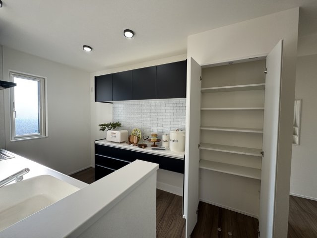 釧路市鳥取北5丁目▽ Kospa平屋モデルハウスのキッチン|収納力抜群のパントリー付き。白タイルが映えるモダンキッチン◎