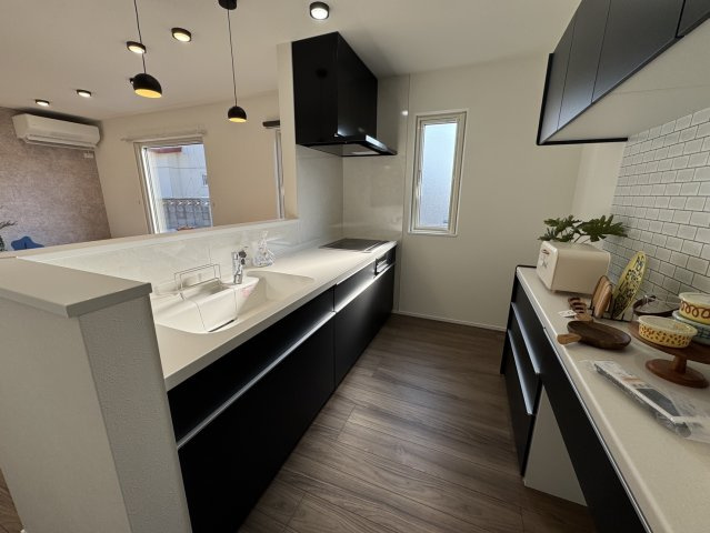 釧路市鳥取北5丁目▽ Kospa平屋モデルハウスのキッチン|対面式で家族と会話も弾む、収納豊富なパントリー付キッチン♪