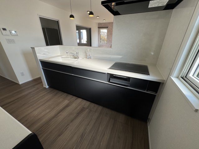 釧路市鳥取北5丁目▽ Kospa平屋モデルハウスのキッチン|シックな黒が映える洗練されたデザイン。家事が捗る快適設計。