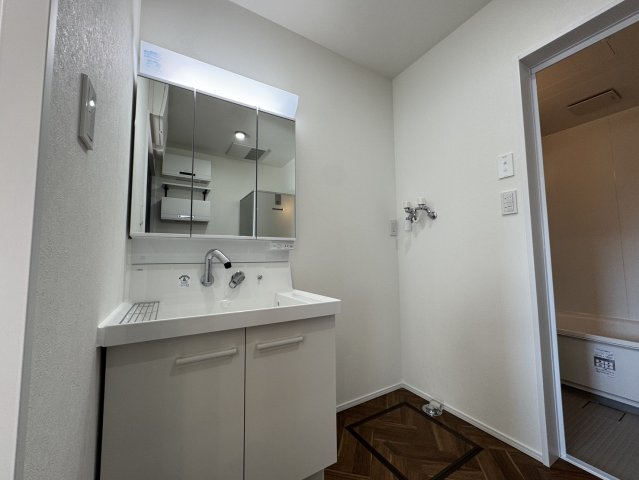 釧路市鳥取北5丁目▽ Kospa平屋モデルハウスの洗面所|ヘリンボーン床がお洒落。清潔感あふれる広々とした洗面脱衣室。