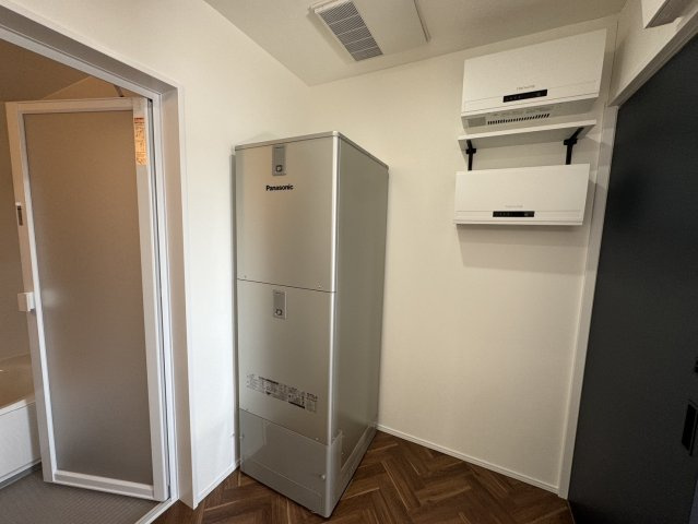 釧路市鳥取北5丁目▽ Kospa平屋モデルハウスの脱衣所|エコキュート完備で光熱費も安心。清潔感ある広々脱衣スペース。