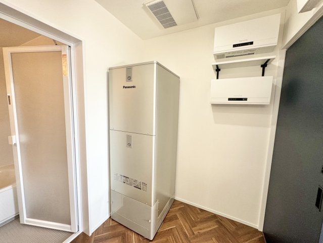 釧路市鳥取北5丁目▽ Kospa平屋モデルハウスの脱衣所|エコキュート完備で光熱費も安心。清潔感ある広々脱衣スペース。