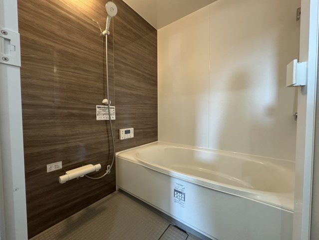 釧路市鳥取北5丁目▽ Kospa平屋モデルハウスの浴室|木目調パネルが癒しを演出。一日の疲れを癒す寛ぎのバスルーム＊