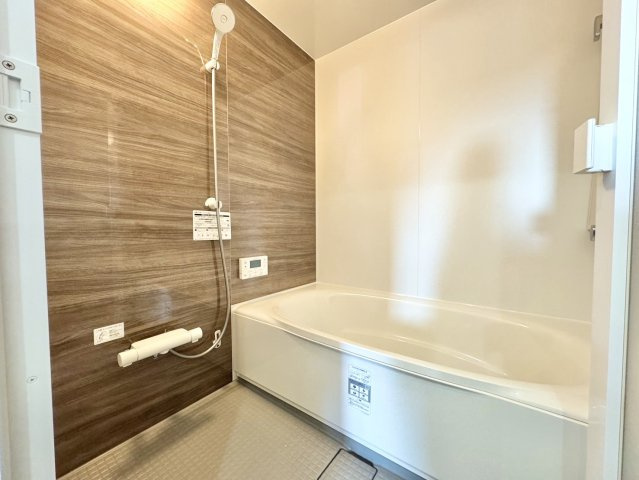 釧路市鳥取北5丁目▽ Kospa平屋モデルハウスの浴室|木目調パネルが癒しを演出。一日の疲れを癒す寛ぎのバスルーム＊