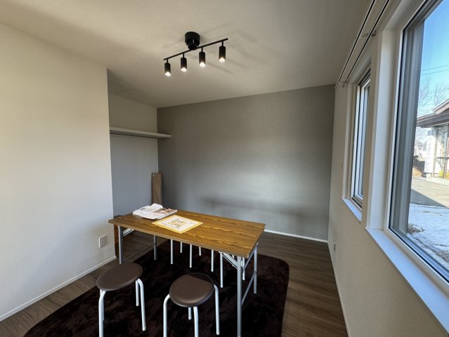 釧路市鳥取北5丁目▽ Kospa平屋モデルハウスの洋室|落ち着いた配色が魅力的。ライフスタイルに寄り添う快適な空間◎