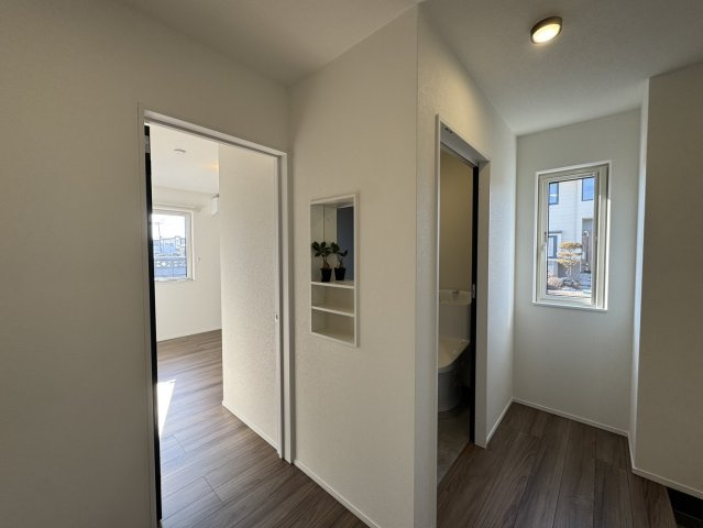 釧路市鳥取北5丁目▽ Kospa平屋モデルハウスの玄関|ニッチ収納がお洒落なアクセント。スッキリ整う機能的なホール♪