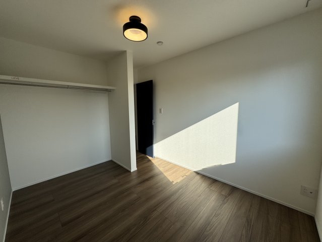 釧路市鳥取北5丁目▽ Kospa平屋モデルハウスの洋室|大容量のオープンクローゼット完備。お部屋もスッキリ整う洋室。