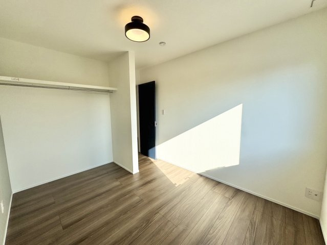釧路市鳥取北5丁目▽ Kospa平屋モデルハウスの洋室|大容量のオープンクローゼット完備。お部屋もスッキリ整う洋室。