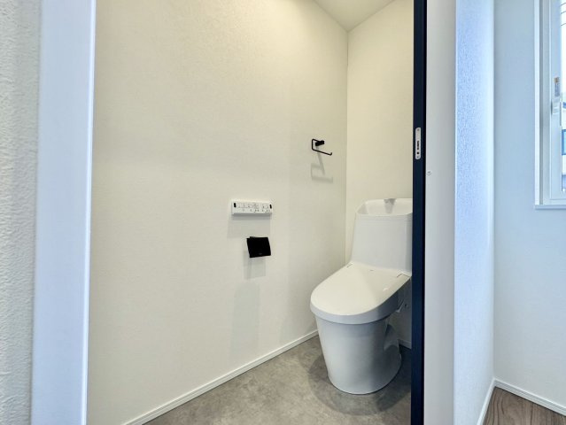 釧路市鳥取北5丁目▽ Kospa平屋モデルハウスのトイレ|手洗い一体型で衛生的。シンプルかつ機能的なモダン空間♪
