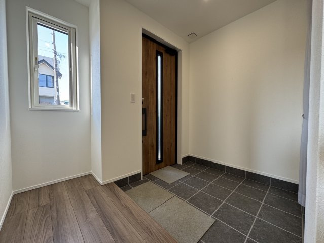 釧路市鳥取北5丁目▽ Kospa平屋モデルハウスの玄関|ゆとりある玄関スペース。明るい光が差し込む開放的な空間◎