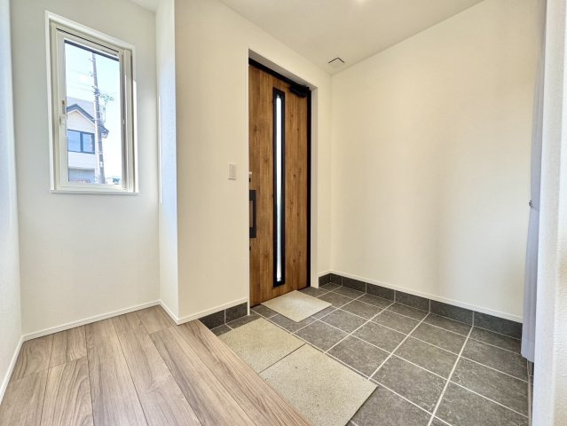 釧路市鳥取北5丁目▽ Kospa平屋モデルハウスの玄関|ゆとりある玄関スペース。明るい光が差し込む開放的な空間◎