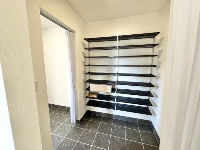 釧路市鳥取北5丁目▽ Kospa平屋モデルハウスの玄関|玄関がいつも片付く！家族全員の靴をまとめて収納できる機能性☆