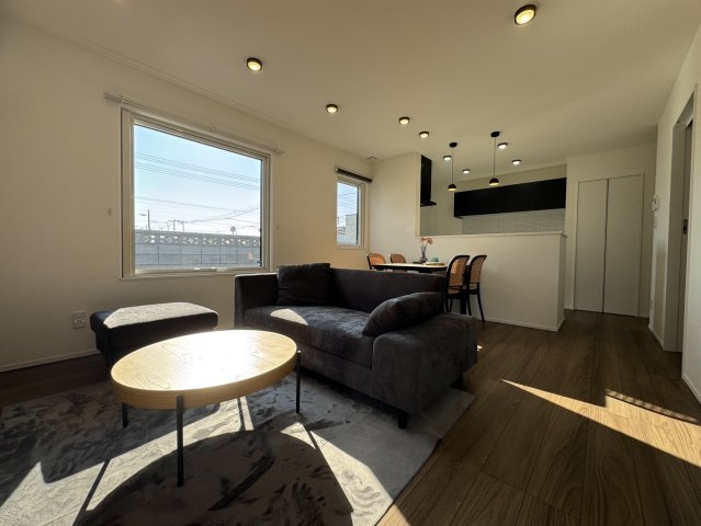 釧路市鳥取北5丁目▽ Kospa平屋モデルハウスの居間・リビング|陽光あふれる開放的なLDK。家族が自然と集まる心地よい空間♪