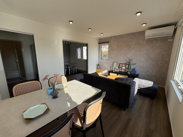 釧路市鳥取北5丁目▽ Kospa平屋モデルハウスの居間・リビング|ダウンライトが優しく照らす、洗練されたモダンな住空間。