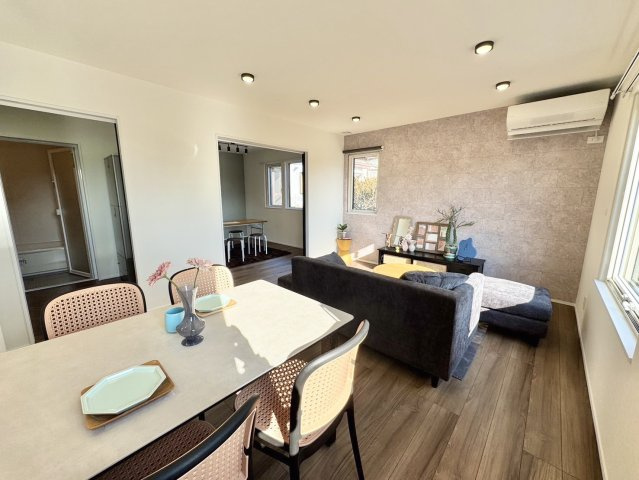 釧路市鳥取北5丁目▽ Kospa平屋モデルハウスの居間・リビング|ダウンライトが優しく照らす、洗練されたモダンな住空間。