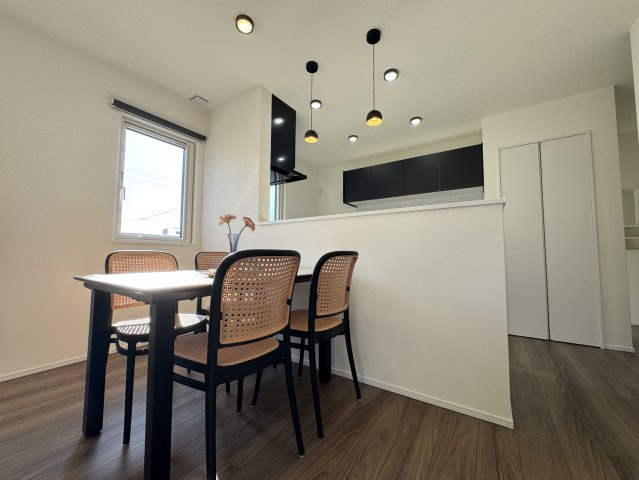 釧路市鳥取北5丁目▽ Kospa平屋モデルハウスの居間・リビング|洗練されたペンダントライトが彩る、ダイニング空間♪