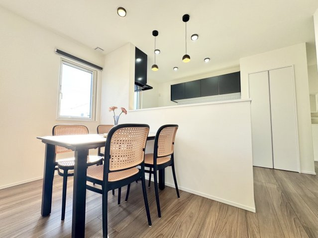 釧路市鳥取北5丁目▽ Kospa平屋モデルハウスのキッチン|洗練されたペンダントライトが彩る、ダイニング空間♪
