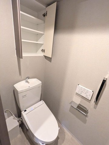 SEASON FLATS新御徒町EASTのトイレ|洗面室と独立した温水洗浄便座、ペーパーホルダーにスマホストレージ付きで便利です