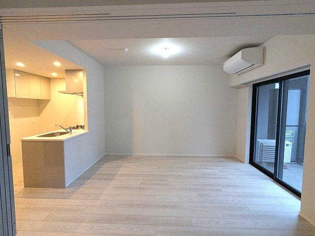 SEASON FLATS新御徒町EASTの設備|カウンターキッチン、エアコン2台付、リビングには高性能エアコン、インターネットWi-Fi無料、角部屋