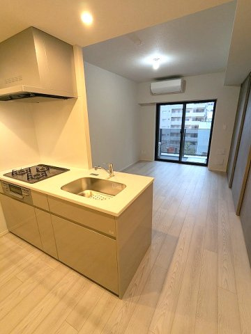 SEASON FLATS新御徒町EASTの設備|カウンターキッチン、エアコン2台付、リビングには高性能エアコン、インターネットWi-Fi無料、角部屋