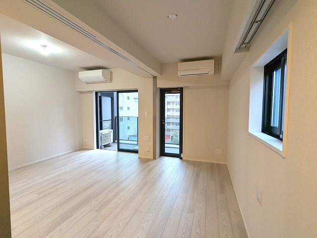 SEASON FLATS新御徒町EASTの設備|カウンターキッチン、エアコン2台付、リビングには高性能エアコン、インターネットWi-Fi無料、角部屋