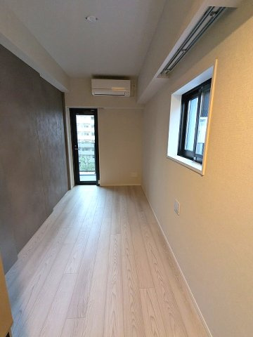 SEASON FLATS新御徒町EASTの設備|洋室、南向きバルコニーに面した角部屋2面採光の明るい室内、エアコン・ウォークインクローゼット付き