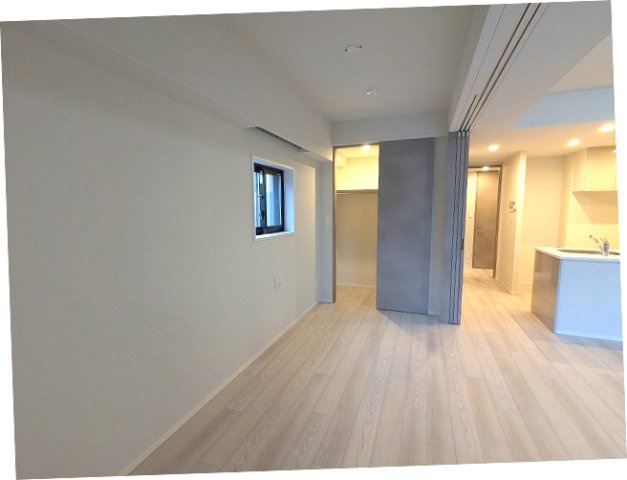 SEASON FLATS新御徒町EASTの設備|洋室、南向きバルコニーに面した角部屋2面採光の明るい室内、エアコン・クローゼットウォークイン付き