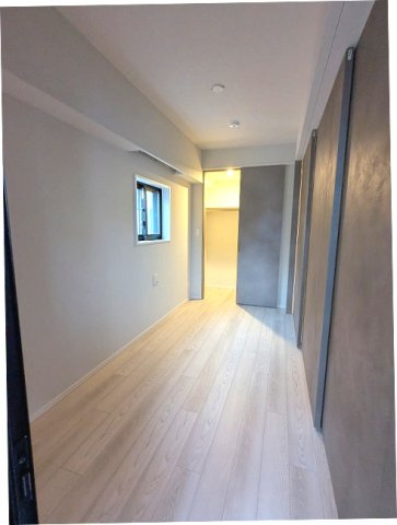 SEASON FLATS新御徒町EASTの設備|洋室、南向きバルコニーに面した角部屋2面採光の明るい室内、エアコン・ウォークインクローゼット付き