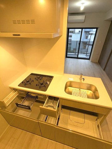 SEASON FLATS新御徒町EASTの設備|グリル付ガス3口カウンターキッチン、瀟洒でお手入れしやすいガラストップコンロ、奥まで出しれしやすいスライド式収納