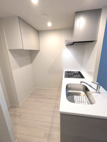 SEASON FLATS新御徒町EASTの設備|グリル付ガス3口カウンターキッチン、瀟洒でお手入れしやすいガラストップコンロ、吊り戸棚付です