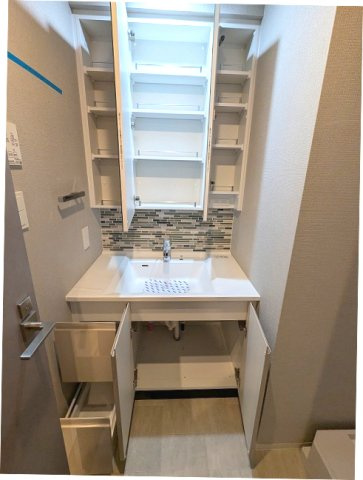 SEASON FLATS新御徒町EASTの設備|トイレと独立した洗面室に洗濯機置場、三面鏡・ハンドシャワー付洗面台、洗面台の下にヘルスメーターストックあります