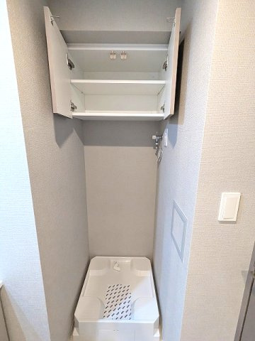 SEASON FLATS新御徒町EASTの設備|トイレと独立した洗面室に洗濯機置場、洗濯機置場は排水口のお手入れしやすい様に手前に配置した防水パンです