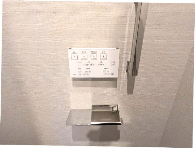 SEASON FLATS新御徒町EASTの設備|トイレのペーパーホルダーにスマホストレージ付きで便利です