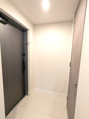 SEASON FLATS新御徒町EASTの設備|ディンプルキーのダブルロックセキュリティ、玄関から直接室内が見えにくい設計、シューズインクローゼット、人感センサー付玄関ライト