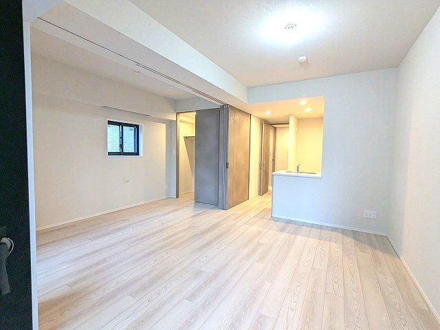 SEASON FLATS新御徒町EASTの内装|カウンターキッチン、エアコン2台付、リビングには高性能エアコン、インターネットWi-Fi無料、角部屋