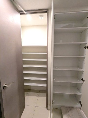 SEASON FLATS新御徒町EASTの玄関|キャリーバッグ等収納可能なシューズインクローゼットです