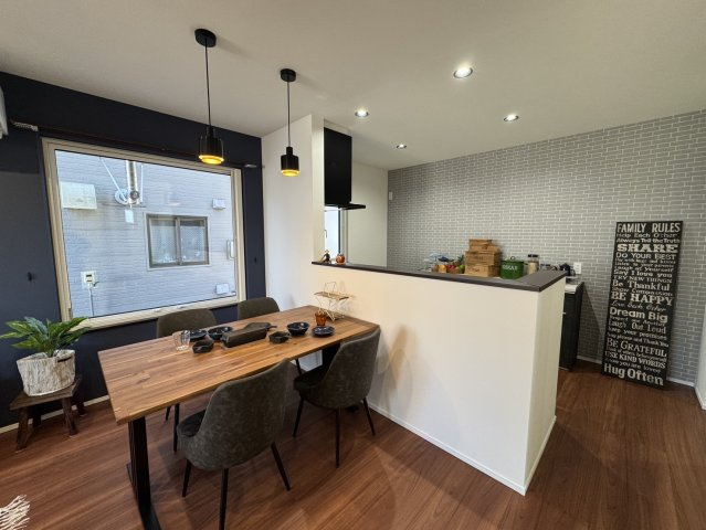 釧路市愛国東1丁目Kospaモデル▽家事動線と収納力が自慢の高性能な家のキッチン|大きな窓から光が注ぐ、開放感あふれる明るいお食事スペース。