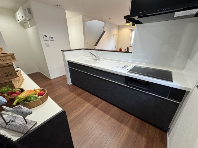 釧路市愛国東1丁目Kospaモデル▽家事動線と収納力が自慢の高性能な家のキッチン|清潔感ある白のワークトップ。機能美が光る広々モダンキッチン◎