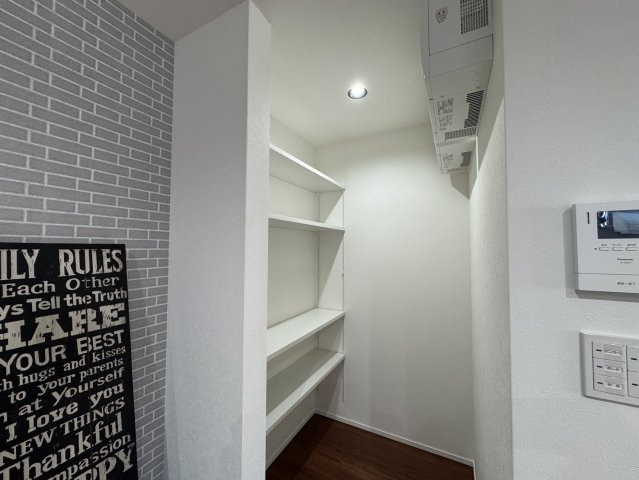 釧路市愛国東1丁目Kospaモデル▽家事動線と収納力が自慢の高性能な家の収納|キッチン横のパントリー。ストック品もスッキリ収まる大容量！